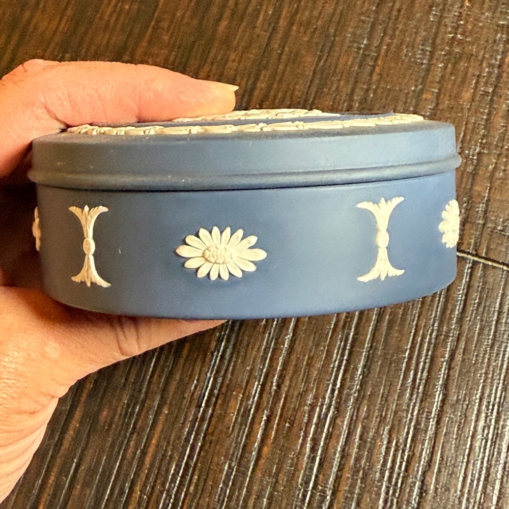 Wedgwood Trinket Box Blue Jasperware 4" Round Pegasus Relief Vintage Cameo - Picture 9 of 12